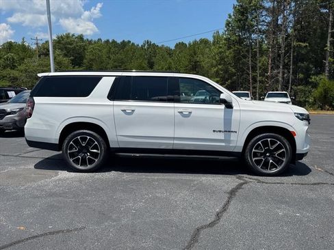 Used 2022 Chevrolet Suburban RST w/ Luxury Package AWD/4WD image 2