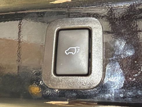 Used 2019 Toyota Highlander XLE image 21