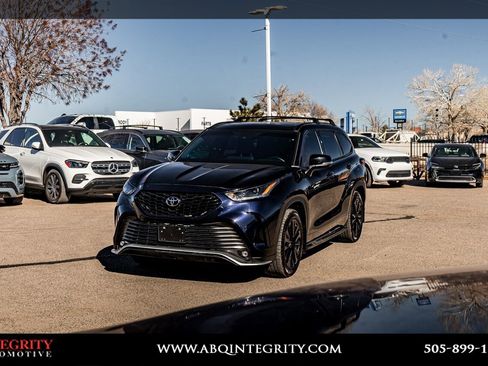 Used 2023 Toyota Highlander XSE image 3