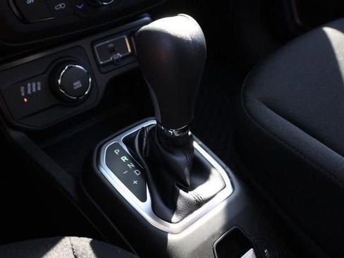 Used 2023 Jeep Renegade Latitude w/ Sun & Fun Group image 31