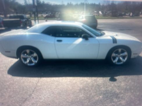 Used 2013 Dodge Challenger SXT RWD image 2