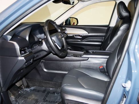 Used 2025 Toyota Grand Highlander XLE image 32