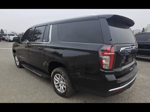 Used 2024 Chevrolet Suburban LT w/ Luxury Package RWD image 4