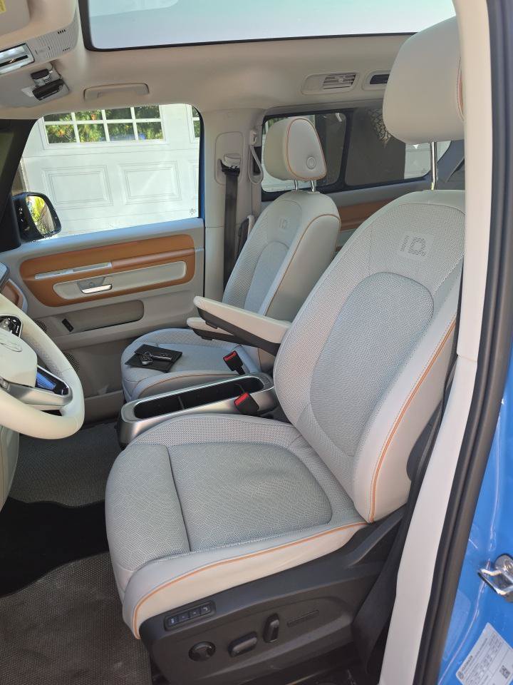 Used 2025 Volkswagen ID. Buzz 1st Edition AWD/4WD image 3