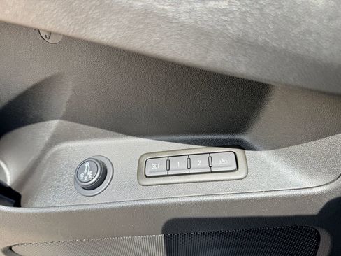 Used 2023 Chevrolet Equinox Premier FWD image 17