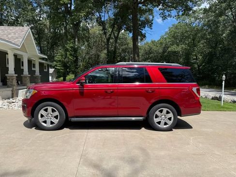 Used 2018 Ford Expedition XLT w/ Equipment Group 202A AWD/4WD image 10