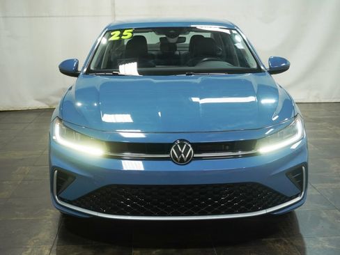 Used 2025 Volkswagen Jetta SE FWD image 7