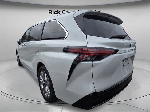 Used 2023 Toyota Sienna Platinum image 6