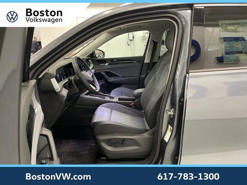 New 2025 Volkswagen Tiguan SE image 9