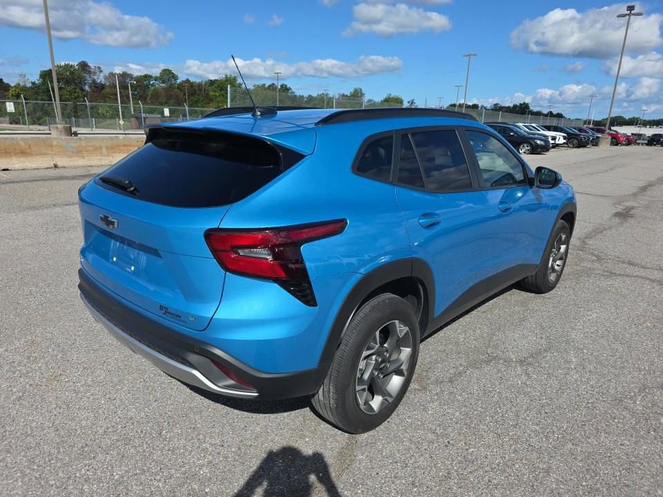 Used 2025 Chevrolet Trax LT w/ Driver Confidence Package FWD image 3