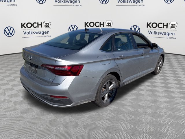 Used 2024 Volkswagen Jetta SE w/ Panoramic Sunroof Package FWD image 8