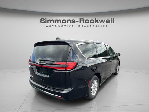 Used 2025 Chrysler Pacifica Select FWD image 5