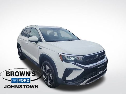 Used 2024 Volkswagen Taos SE image 1