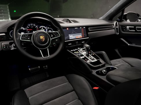 Used 2021 Porsche Cayenne GTS AWD/4WD image 2