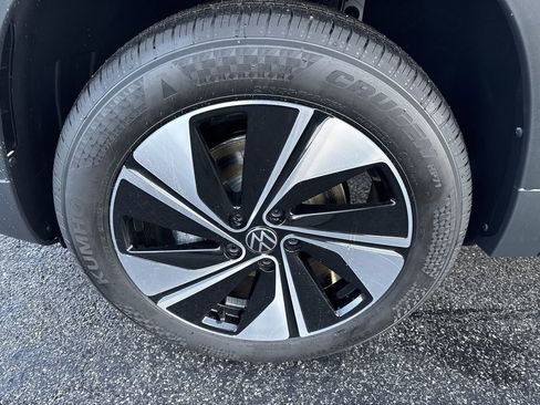 New 2025 Volkswagen Taos SE image 8