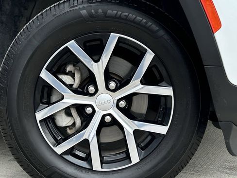 Used 2023 Jeep Grand Cherokee Limited image 10