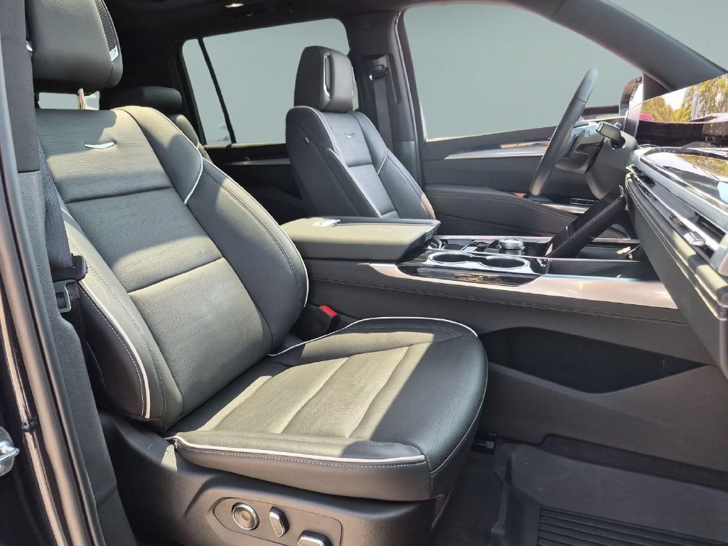 Certified 2025 Cadillac Escalade ESV Sport w/ LPO, Floor Liner Package AWD/4WD image 29