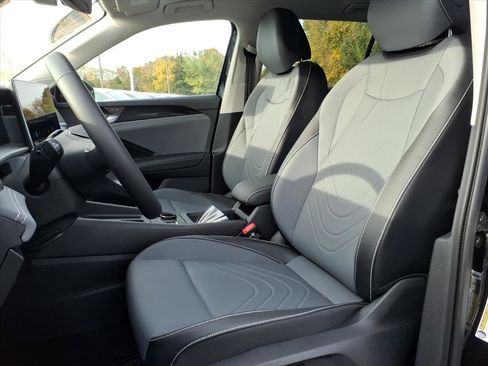 New 2025 Volkswagen Tiguan SE image 8