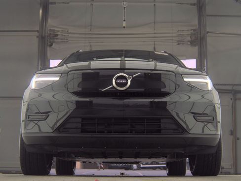 Used 2024 Volvo XC40 Recharge Core RWD image 9