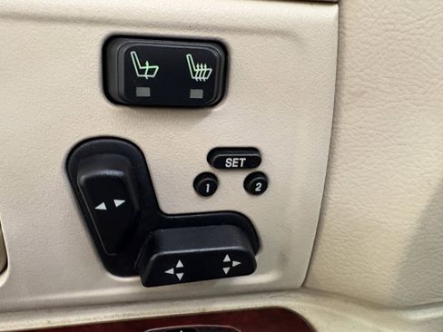 Used 2003 Lincoln Town Car Signature image 24