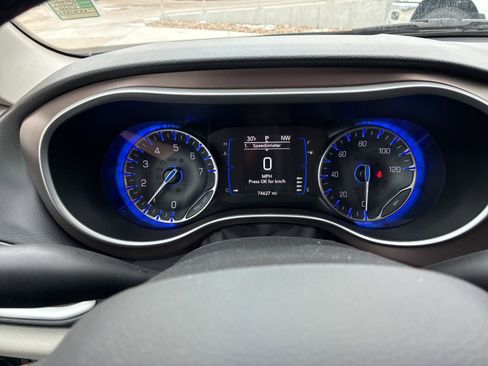 Used 2019 Chrysler Pacifica Touring-L image 27