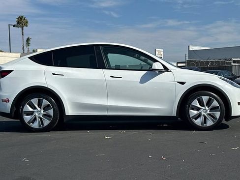 Used 2023 Tesla Model Y AWD image 3