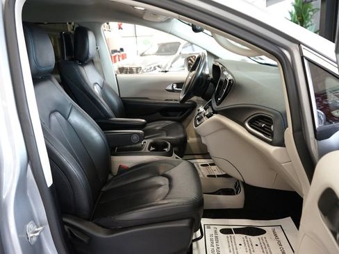 Used 2021 Chrysler Pacifica Touring-L w/ Uconnect Theater Family Group AWD/4WD image 46