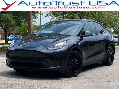 Used 2024 Tesla Model Y Long Range AWD/4WD image 1