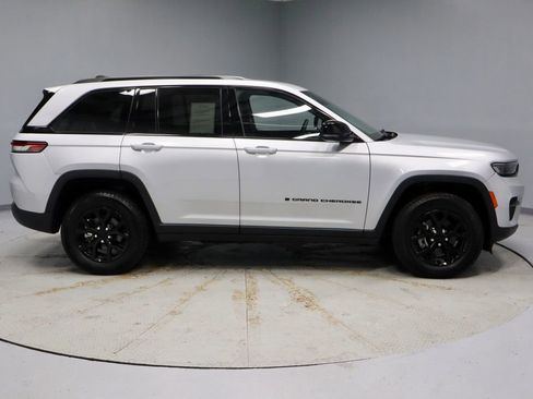 Used 2024 Jeep Grand Cherokee Altitude image 13