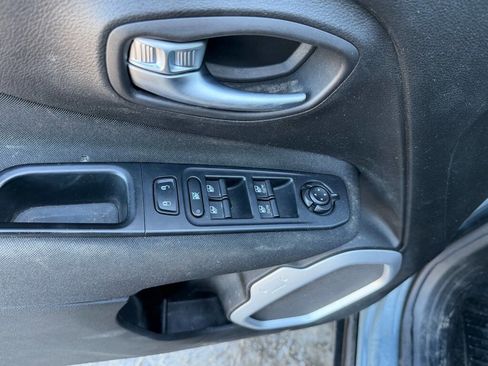 Used 2018 Jeep Renegade Latitude image 12