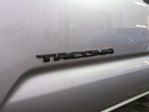 Used 2019 Toyota Tacoma TRD Off-Road AWD/4WD image 7