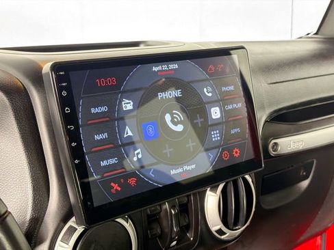 Used 2018 Jeep Wrangler Unlimited Sahara w/ Connectivity Group AWD/4WD image 14