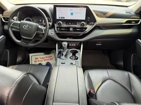 Used 2025 Toyota Highlander XLE AWD/4WD image 14