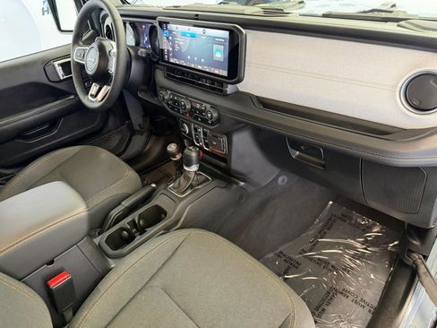 Used 2025 Jeep Wrangler Unlimited Sahara AWD/4WD image 26