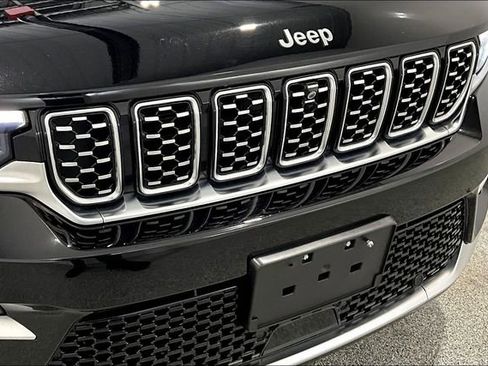 Used 2023 Jeep Grand Cherokee Summit w/ Luxury Tech Group V image 35