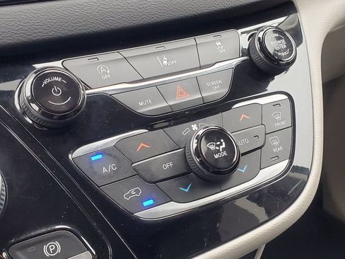 Used 2022 Chrysler Pacifica Touring-L FWD image 21