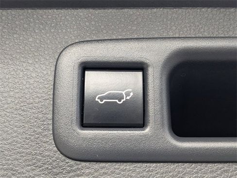 Used 2023 Toyota Highlander XLE image 14