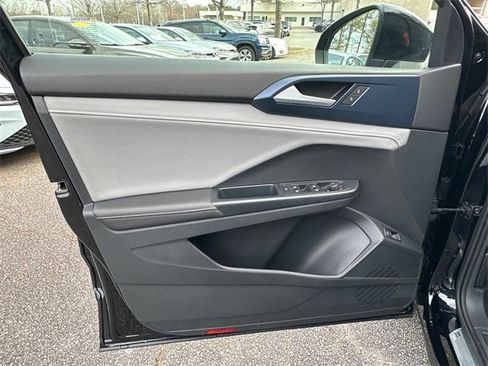 Used 2024 Volkswagen Taos SE image 10