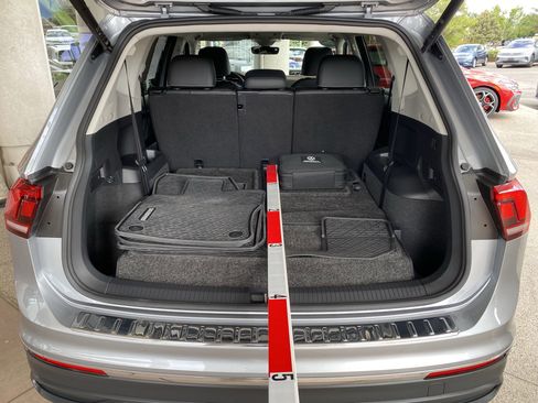 Certified 2023 Volkswagen Tiguan SE w/ Panoramic Sunroof Package FWD image 19