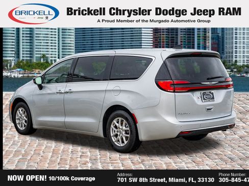 Used 2024 Chrysler Pacifica Touring-L FWD image 7