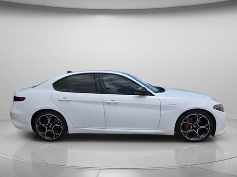 Used 2023 Alfa Romeo Giulia Veloce RWD image 5