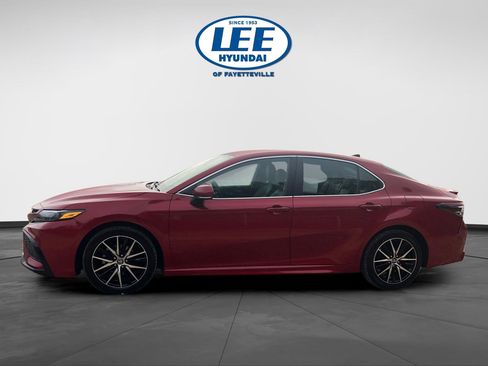 Used 2023 Toyota Camry SE image 3