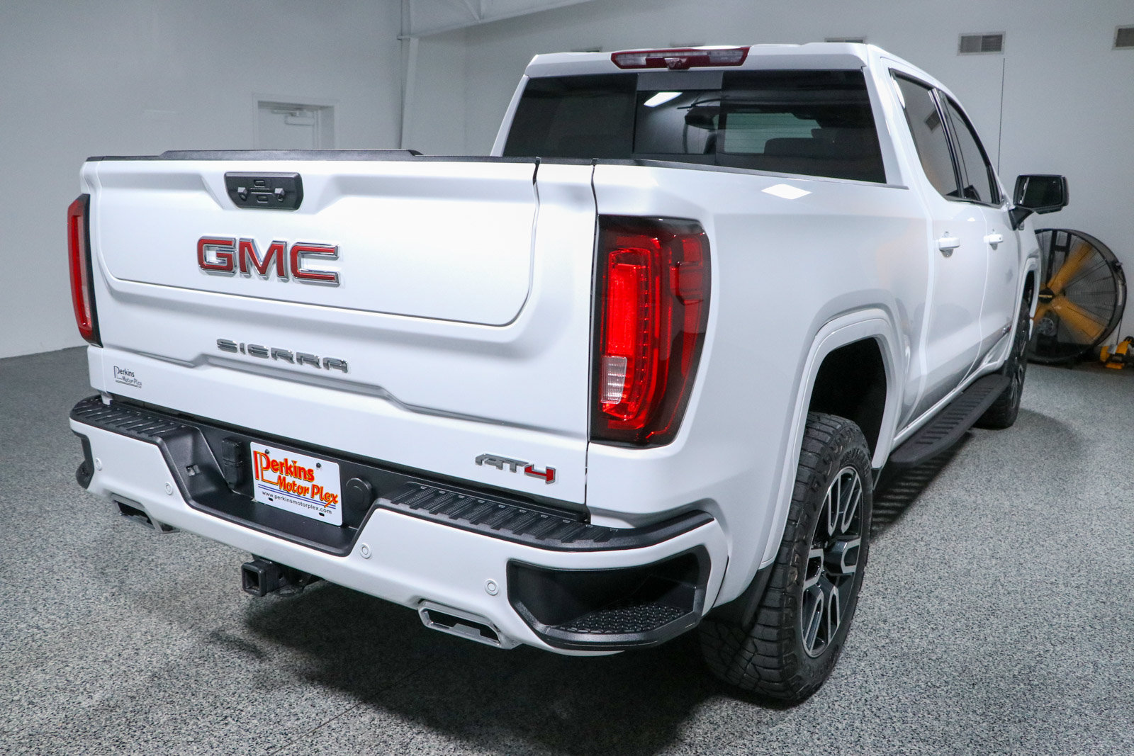 Used 2025 GMC Sierra 1500 AT4 w/ AT4 Premium Package AWD/4WD image 7