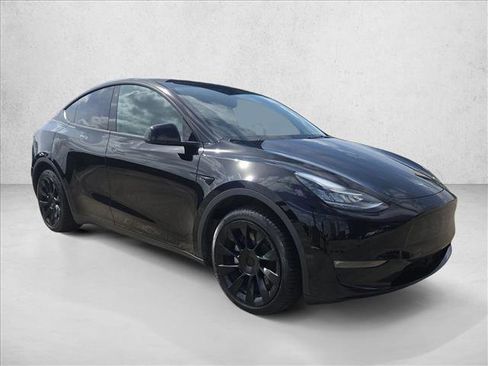 Used 2022 Tesla Model Y Long Range image 3
