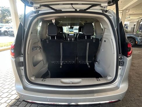 Used 2024 Chrysler Pacifica Touring-L image 32
