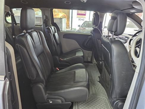 Used 2019 Dodge Grand Caravan SXT image 25