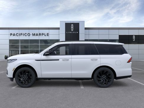 New 2026 Lincoln Navigator Reserve AWD/4WD image 3