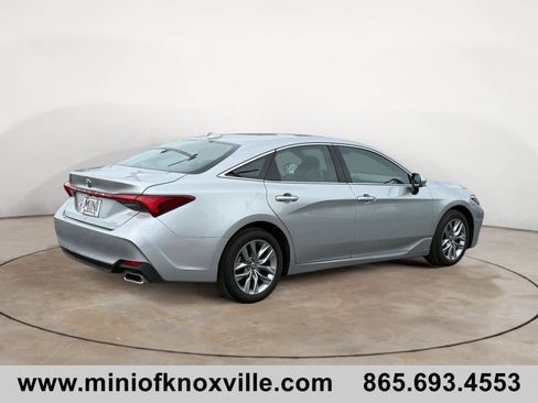Used 2022 Toyota Avalon XLE w/ Moonroof Package image 3