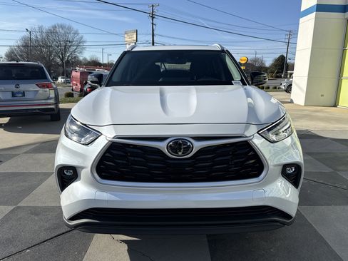 Used 2024 Toyota Highlander XLE image 3
