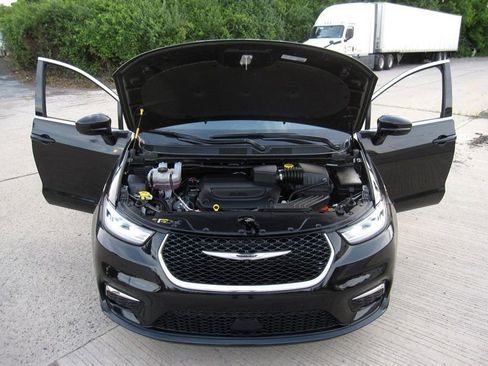Used 2025 Chrysler Pacifica Select FWD image 27